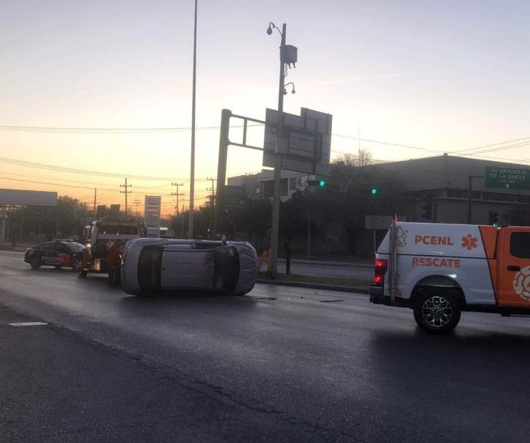 Vuelca auto en Escobedo Vuelca auto en Escobedo