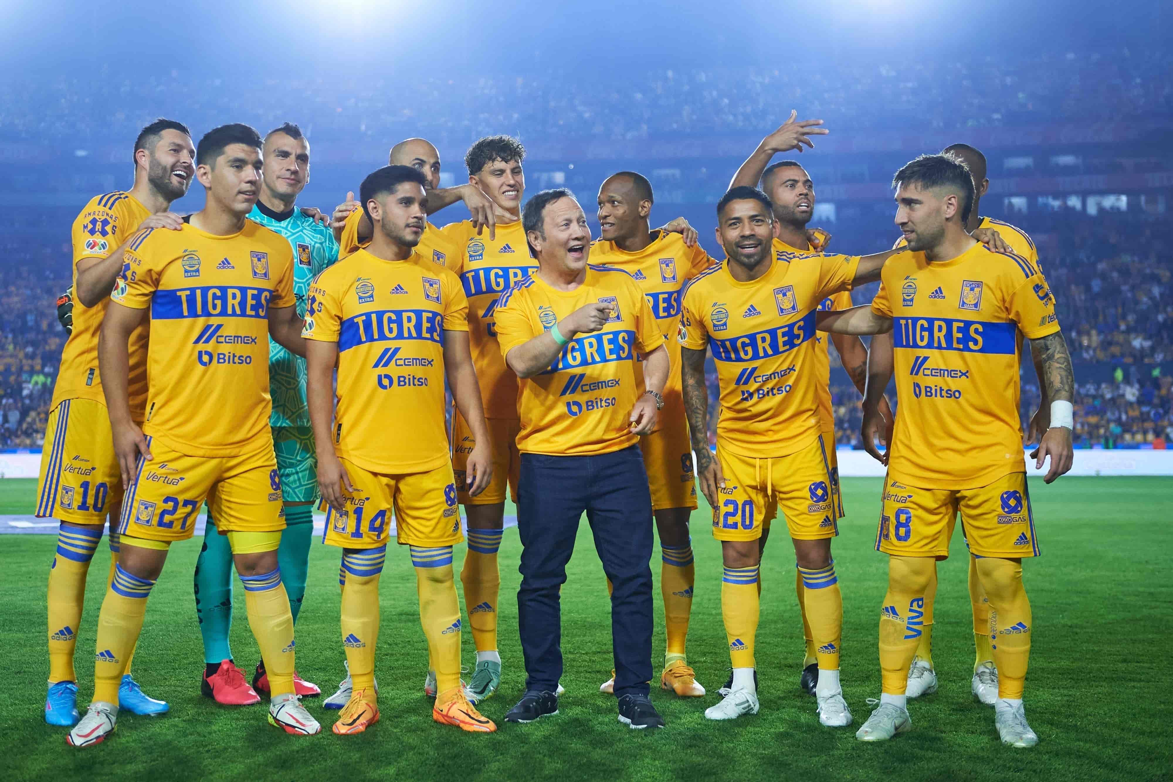 El actor, Rob Schneider visita el Estadio Universitario.