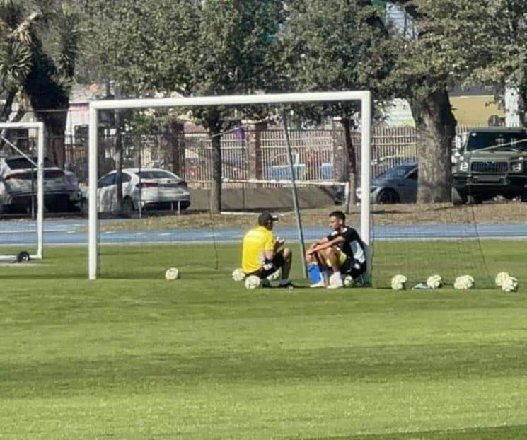 Tiene Cocca larga plática con Diego Reyes Tiene Cocca larga plática con Diego Reyes