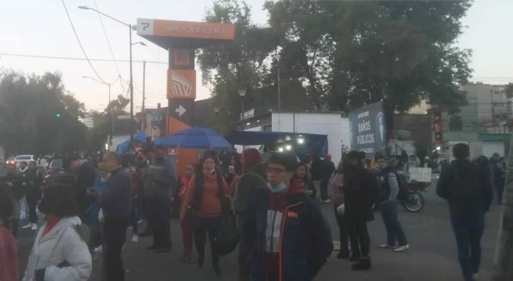 Reportan desalojo en estación San Joaquín de línea 7 Reportan desalojo en estación San Joaquín de línea 7