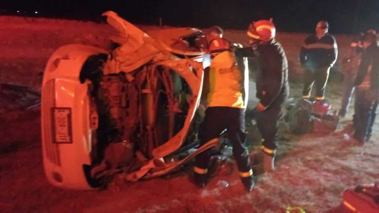 Un hombre originario del estado de México, terminó con lesiones de consideración, al volcar su automóvil