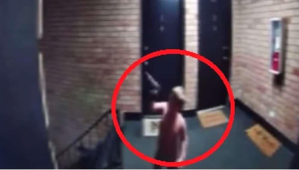 Captan a bebé con una pistola en EU Captan a bebé con una pistola en EU