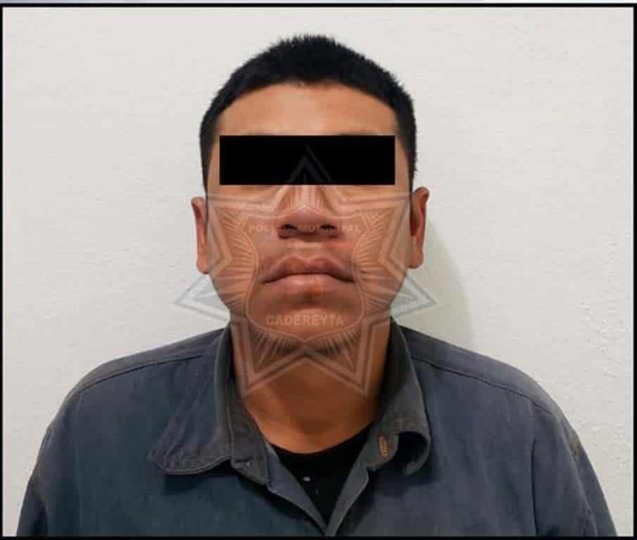 Un hombre arriesgo su propia vida a robar las boyas metálicas que estaban colocadas en un tramo carretero del municipio de Cadereyta