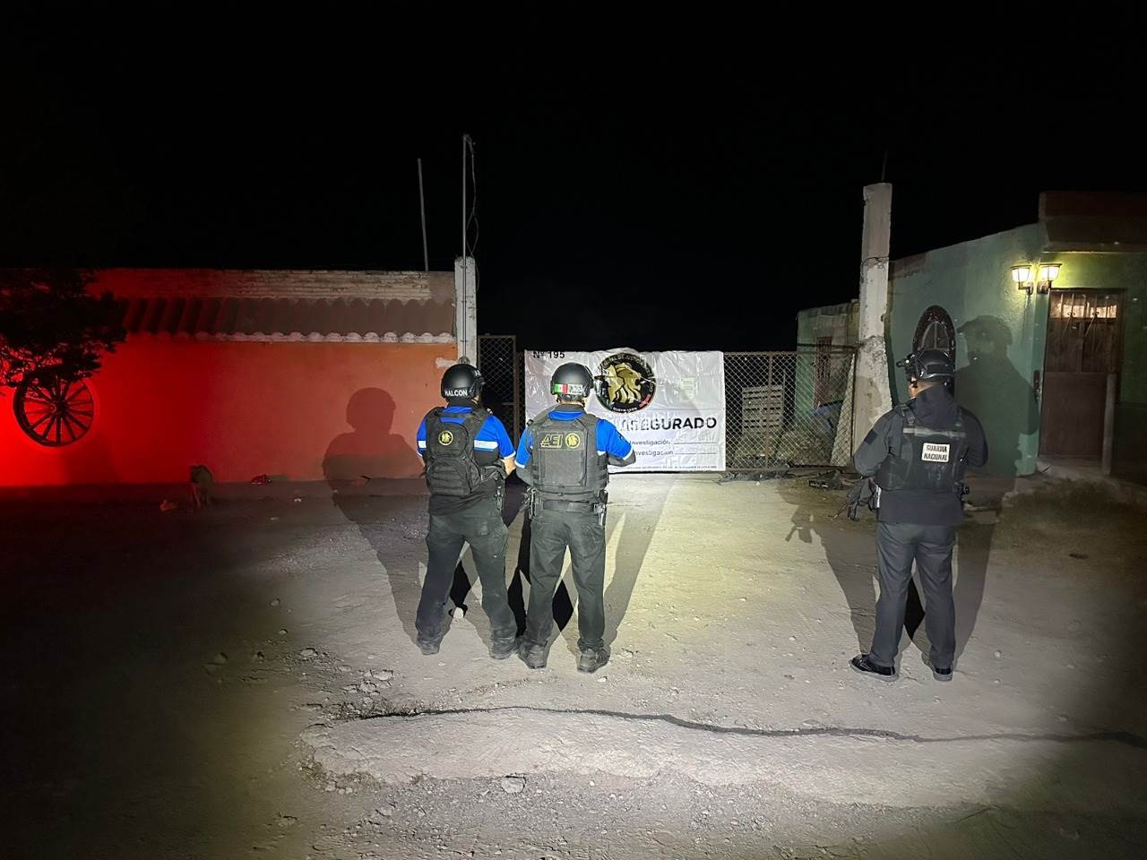 Tras un cateo a un predio previamente encontrado por elementos de la Guardia Nacional, la Fiscalía General de Justicia aseguró cinco vehículos con reporte de robo y otras irregularidades, en el municipio de Doctor Arroyo