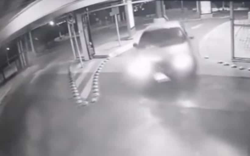 Elementos de la policía preventiva de Apodaca, lograron la detención de un hombre que fue sorprendido asaltando a una mujer con lujo de violencia