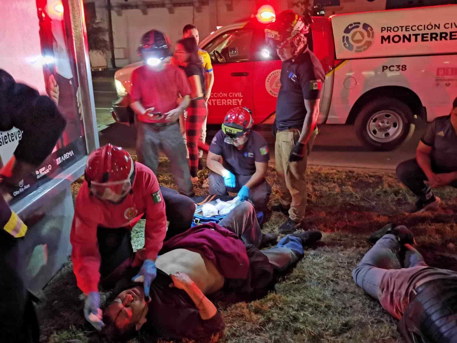 Un saldo de tres lesionados dejó un choque entre una motocicleta y un vehículo, en la Colonia Contry