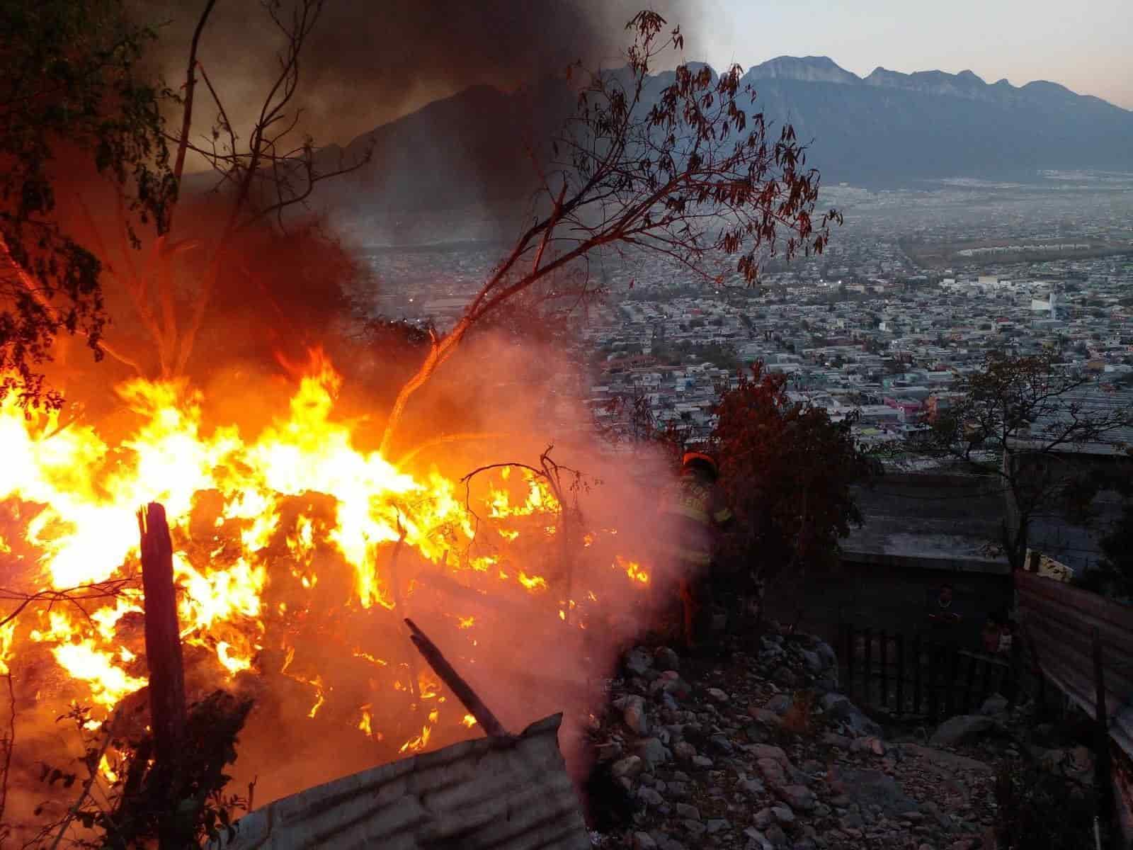 Aunque en un principio se dijo que trataba de un domicilio que se quemaba, una vez que llegaron las autoridades, se percataron de que lo que se estaba incendiando era basura