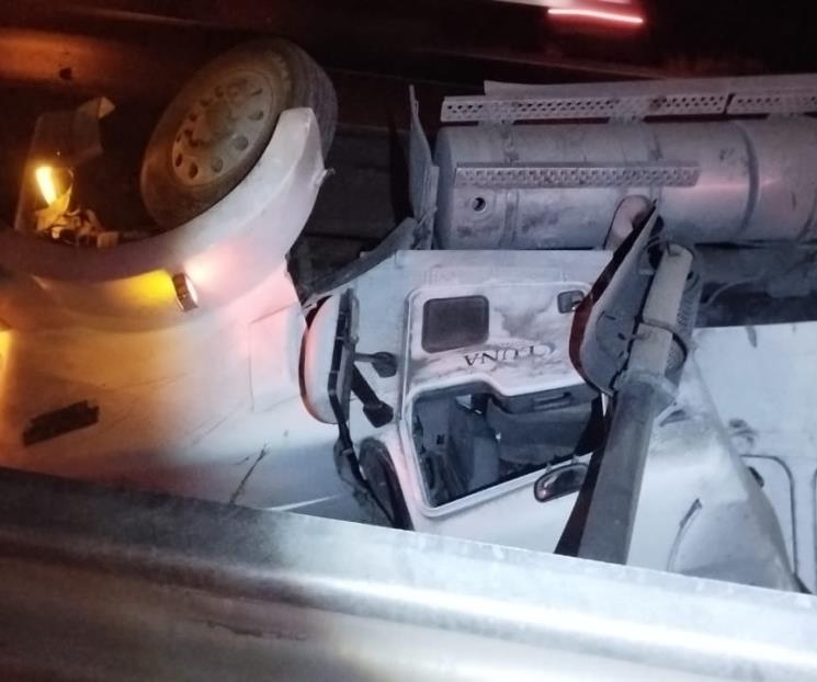 Vuelca tráiler en Montemorelos