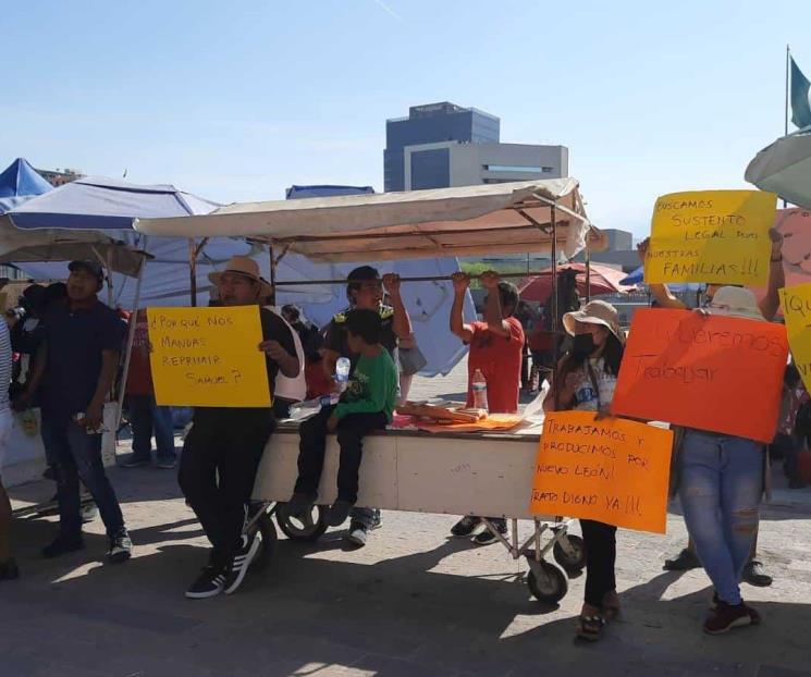 Continúan vendedores protestando en Palacio de Gobierno Continúan vendedores protestando en Palacio de Gobierno