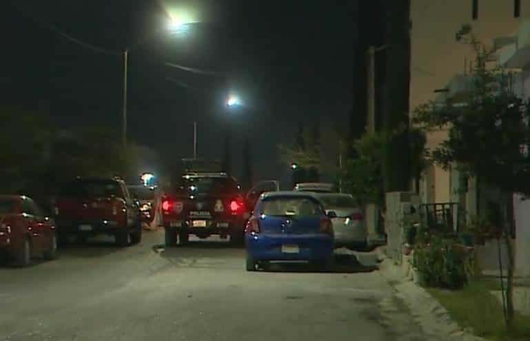 Un vehículo estacionado fue baleado por hombres armados la noche del martes, en Apodaca