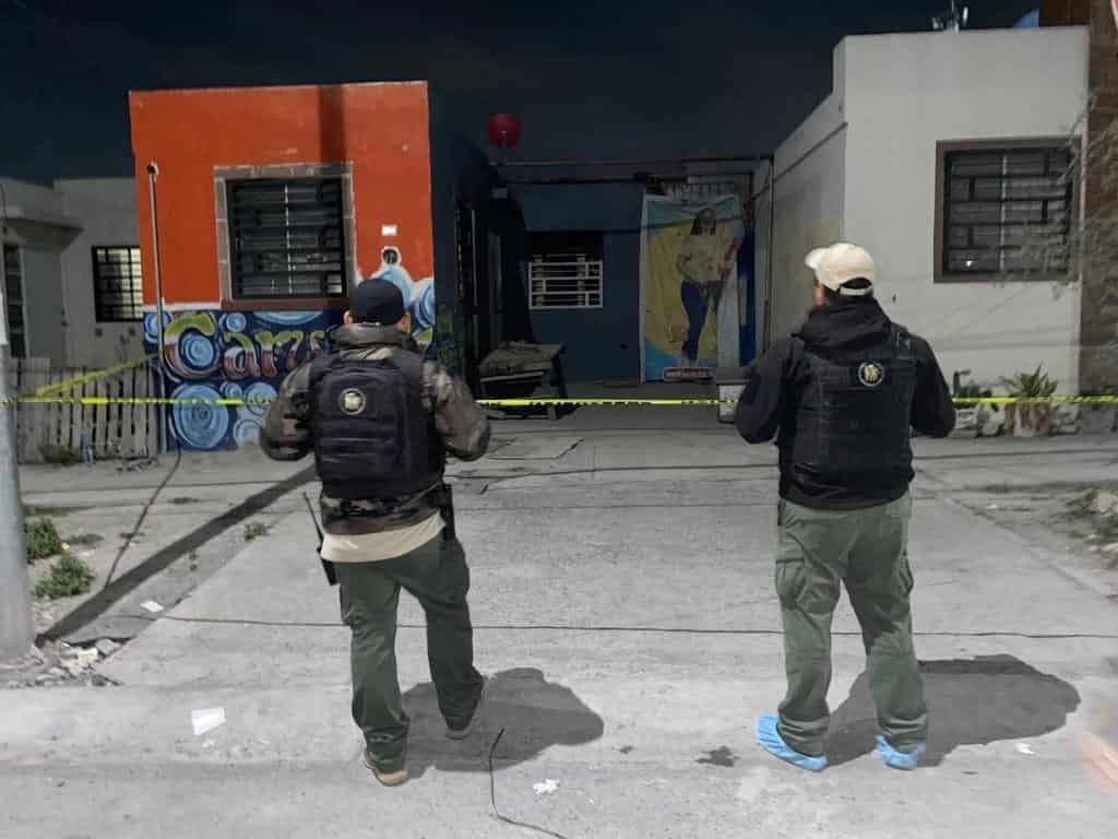 La Fiscalía General de Justicia de Nuevo León, terminó la madrugada de ayer con el cateo al domicilio en donde se encontraba el cadáver de un hombre el cual fue desenterrado, en el municipio de El Carmen
