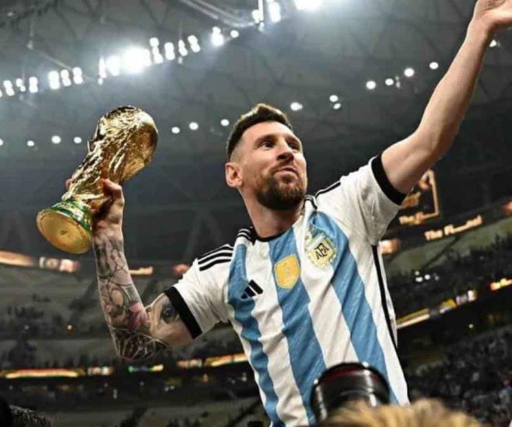 Festeja Messi su primer mes de haber sido campeón del mundo Festeja Messi su primer mes de haber sido campeón del mundo