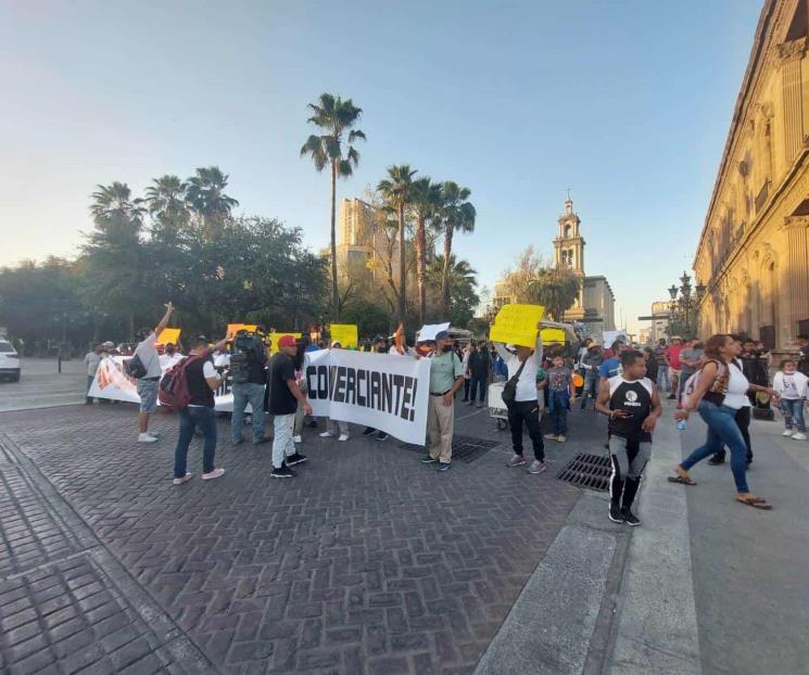 Responden comerciantes a autoridades bloqueando calles Responden comerciantes a autoridades bloqueando calles