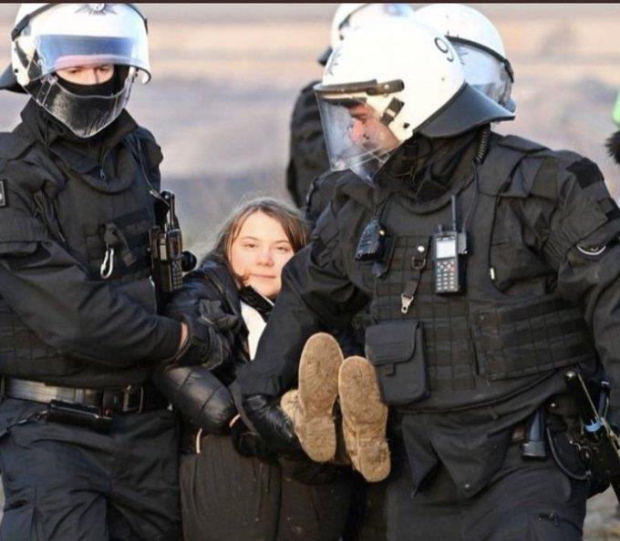Policía se lleva a a la activista sueca Greta Thunberg Policía se lleva a a la activista sueca Greta Thunberg
