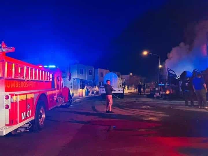 Dos negocios, un restaurante y una vulcanizadora, fueron consumidos por el fuego luego de un incendio que según trascendió provocaron delincuentes tras lanzar bombas molotov
