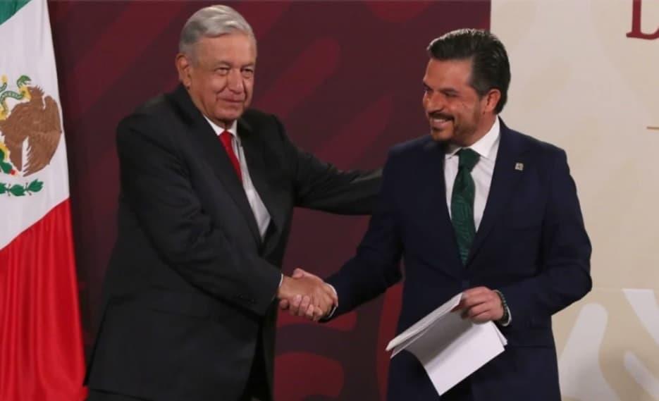AMLO destaca trabajo de Robledo en IMSS