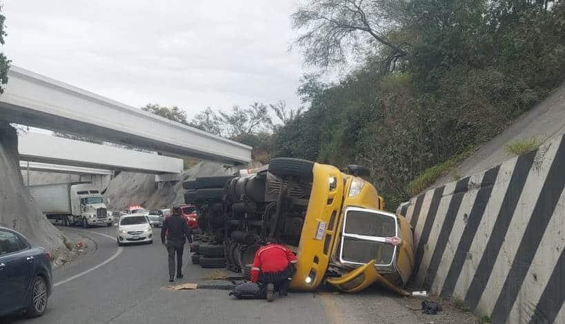 Vuelca tráiler en el Anillo Periférico Vuelca tráiler en el Anillo Periférico