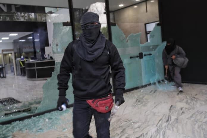 Causan destrozos en comercios durante protesta contra GN Causan destrozos en comercios durante protesta contra GN