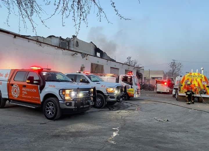 Una bodega abandonada de una empresa empacadora de comida enlatada, se incendió en Santa Catarina