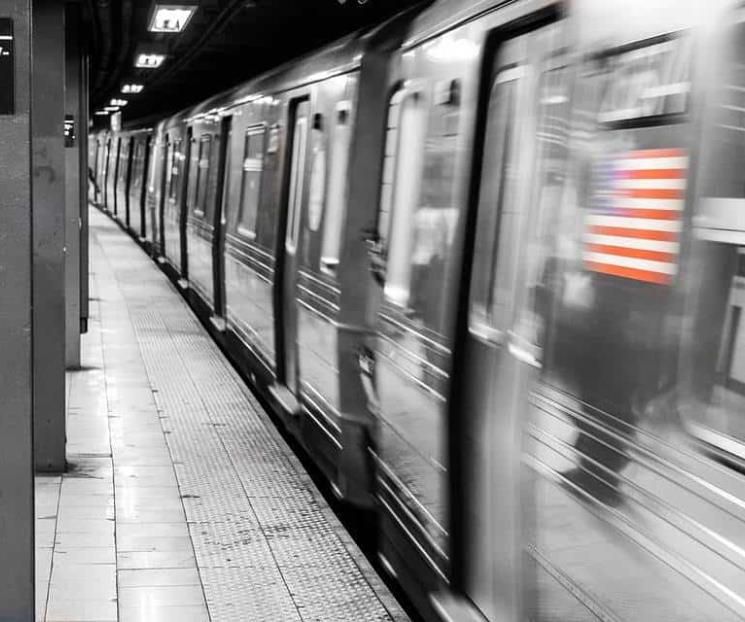 Hombre muere tras ser empujado a las vías del Metro en NY Hombre muere tras ser empujado a las vías del Metro en NY