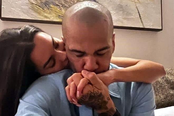 Y su esposa lo defiende