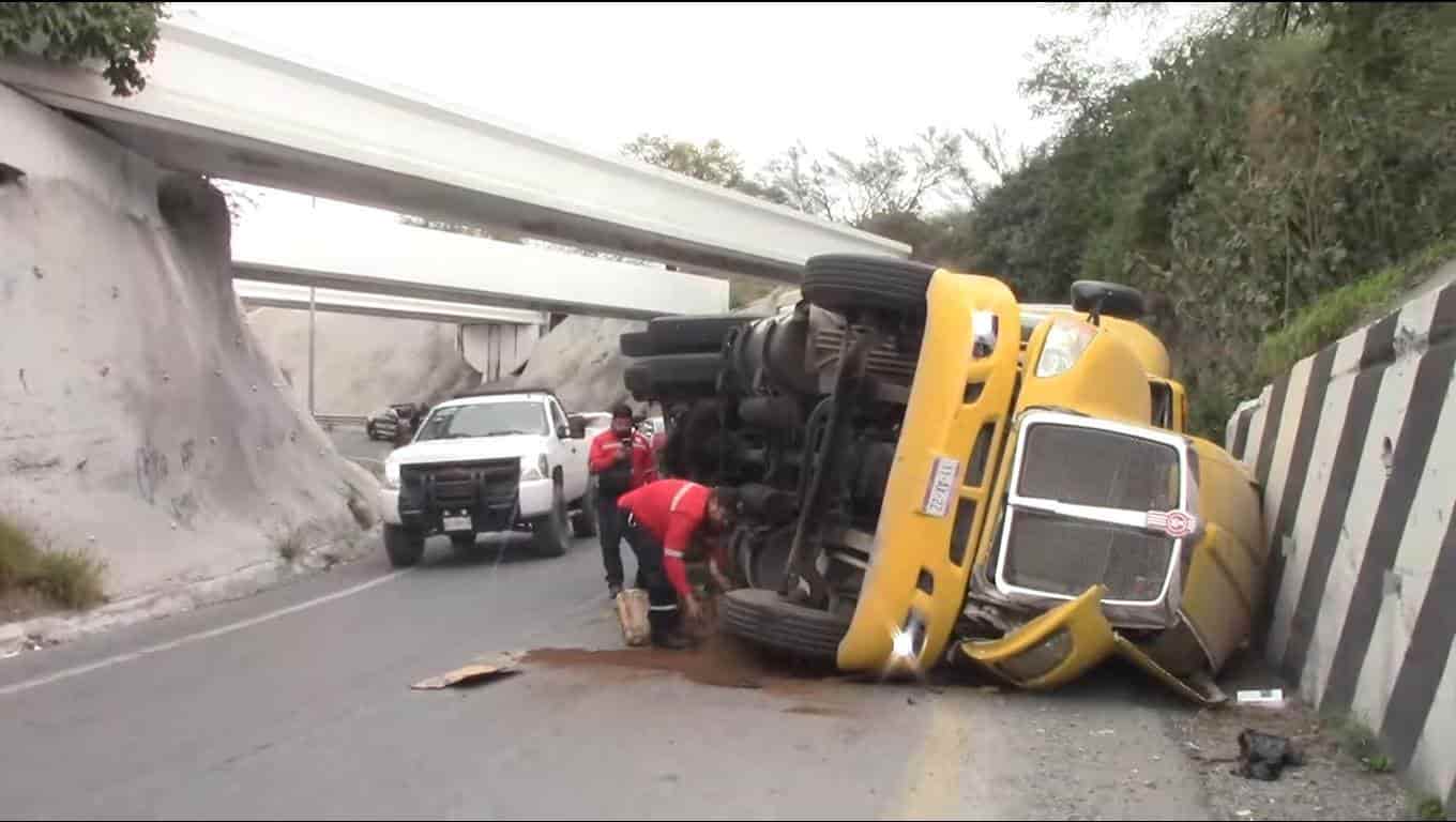 Un tráiler cargado con diversa materia prima, se volcó en un tramo del Anillo Periférico, en el municipio de Juárez