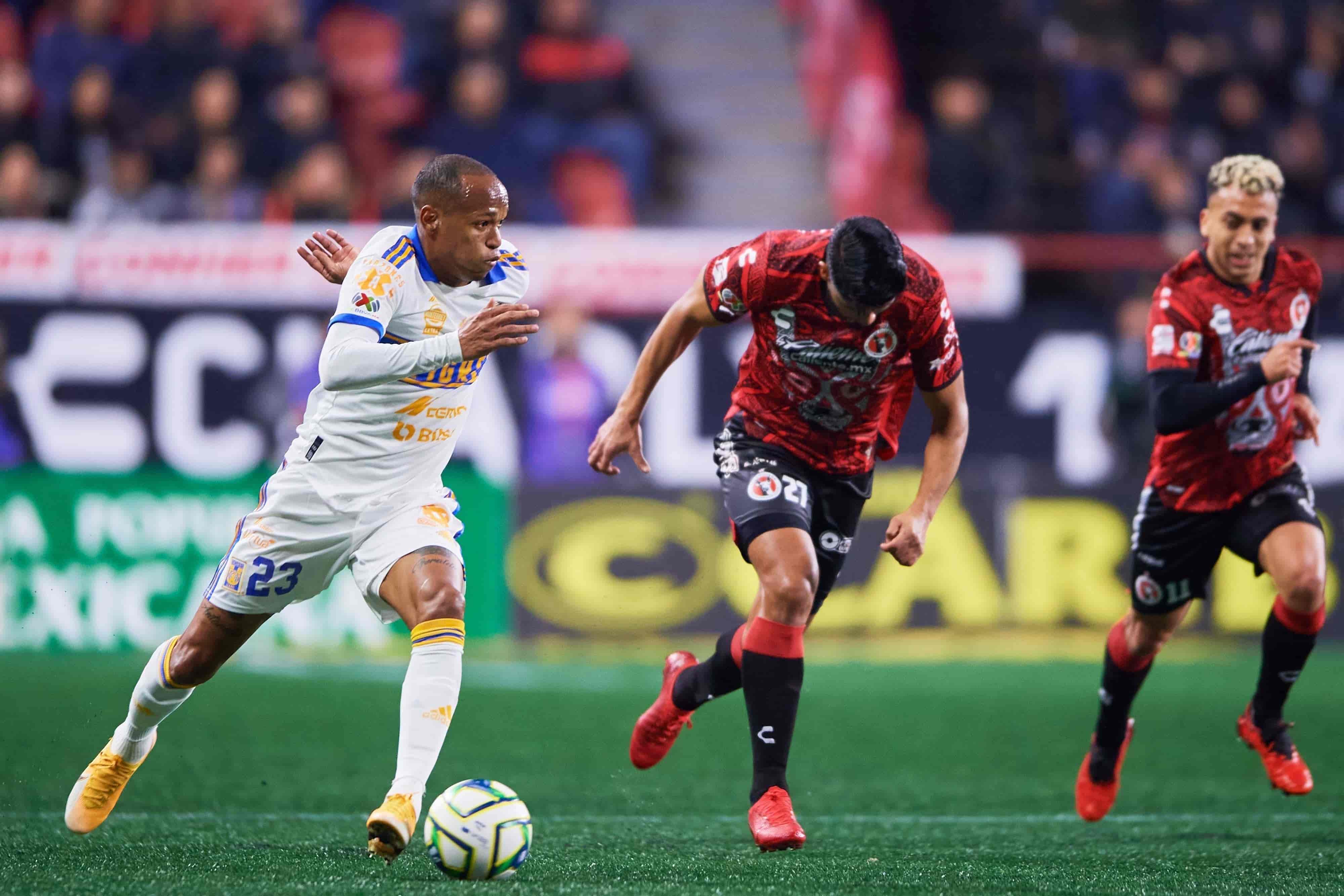 Los felinos buscando empatar.