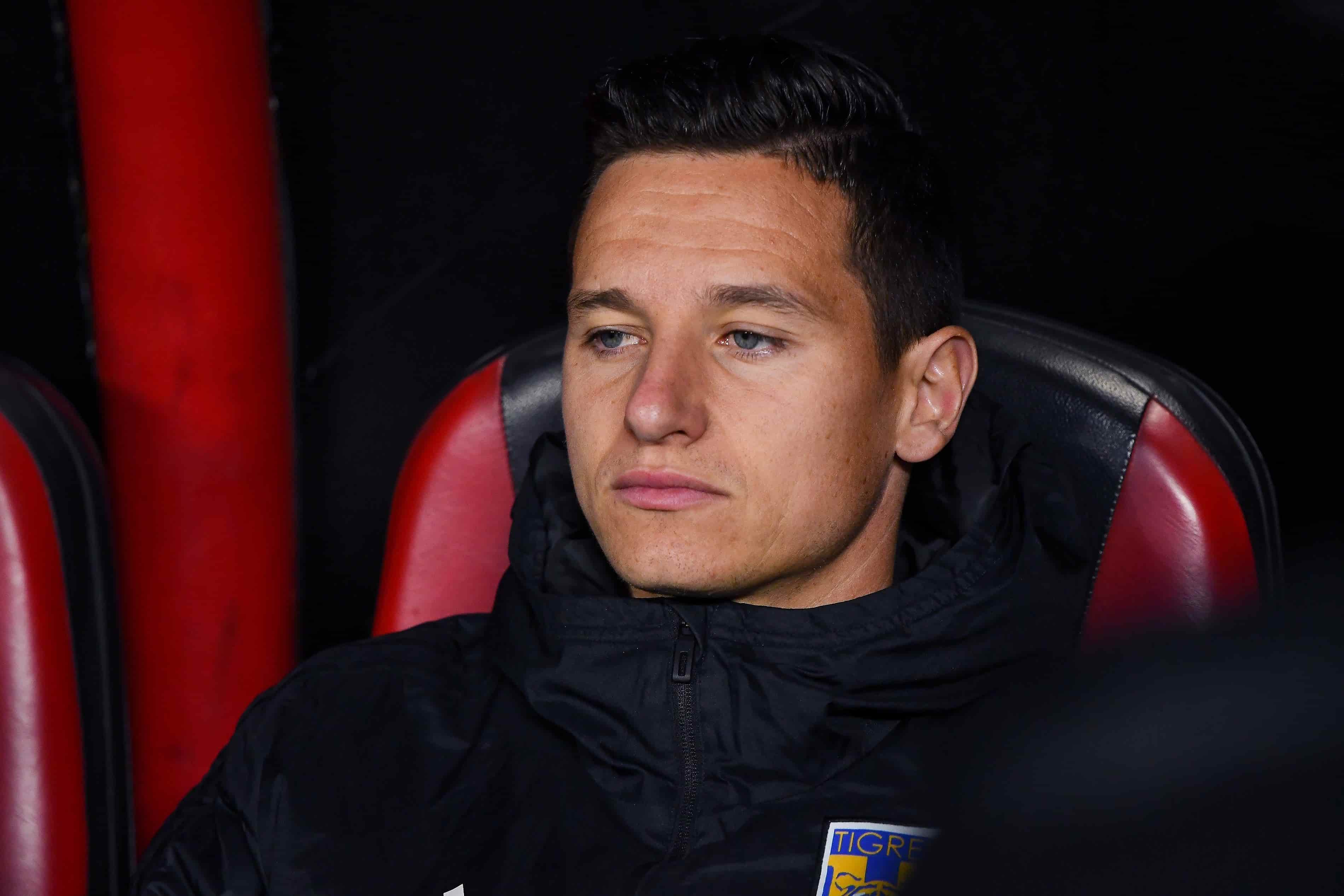 Florian Thauvin presenciando su ultimo partido como felino.