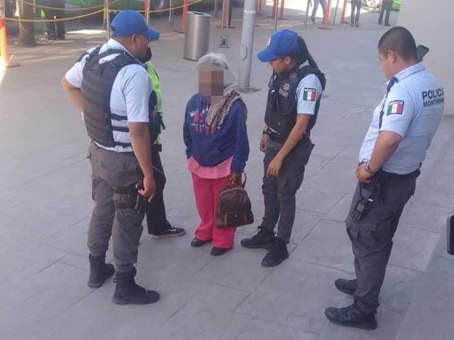 En dos hechos diferentes, dos personas de la tercera edad, que estaban desorientados al salir de casa, fueron auxiliados por oficiales