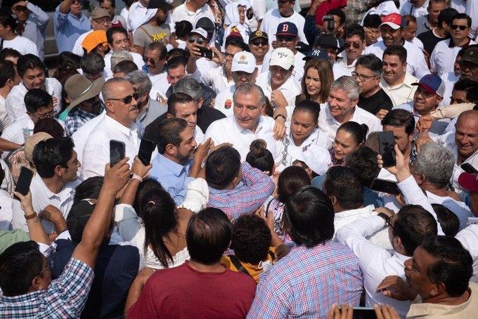No coman ansias, dice Adán ante consignas de ¡presidente! No coman ansias, dice Adán ante consignas de ¡presidente!