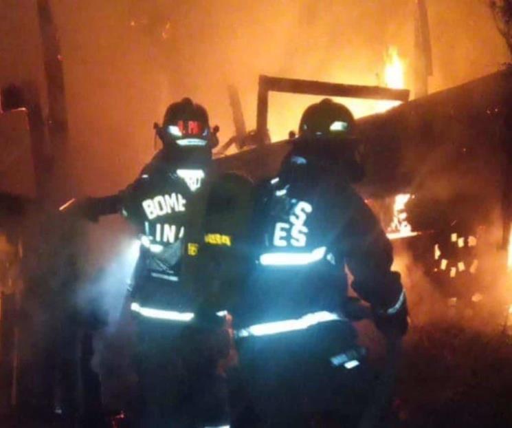 Familia pierde su casa por incendio en Linares Familia pierde su casa por incendio en Linares