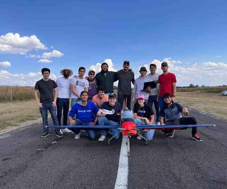 Jóvenes ingenieros del Tec construyen avión a escala Jóvenes ingenieros del Tec construyen avión a escala