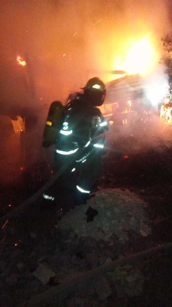 Una familia perdió todas sus pertenencias, al incendiarse su domicilio ubica en el municipio de Linares