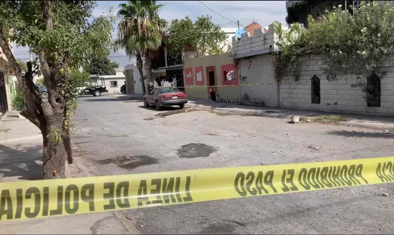 Un hombre terminó con dos heridas de arma de fuego, después de ser sorprendido, cuando caminaba hacia su domicilio