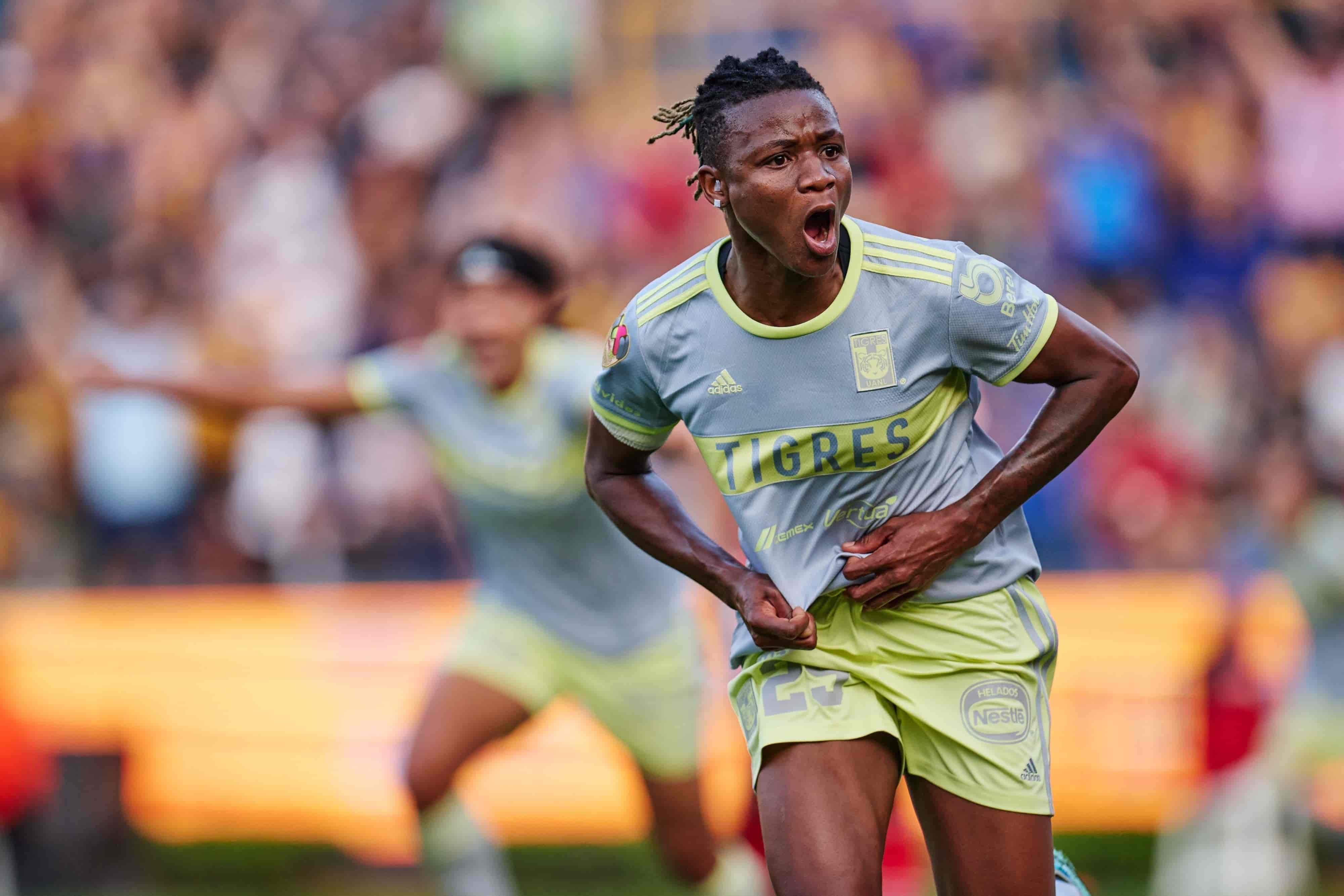 Uchenna Kanu hace el 1-0.