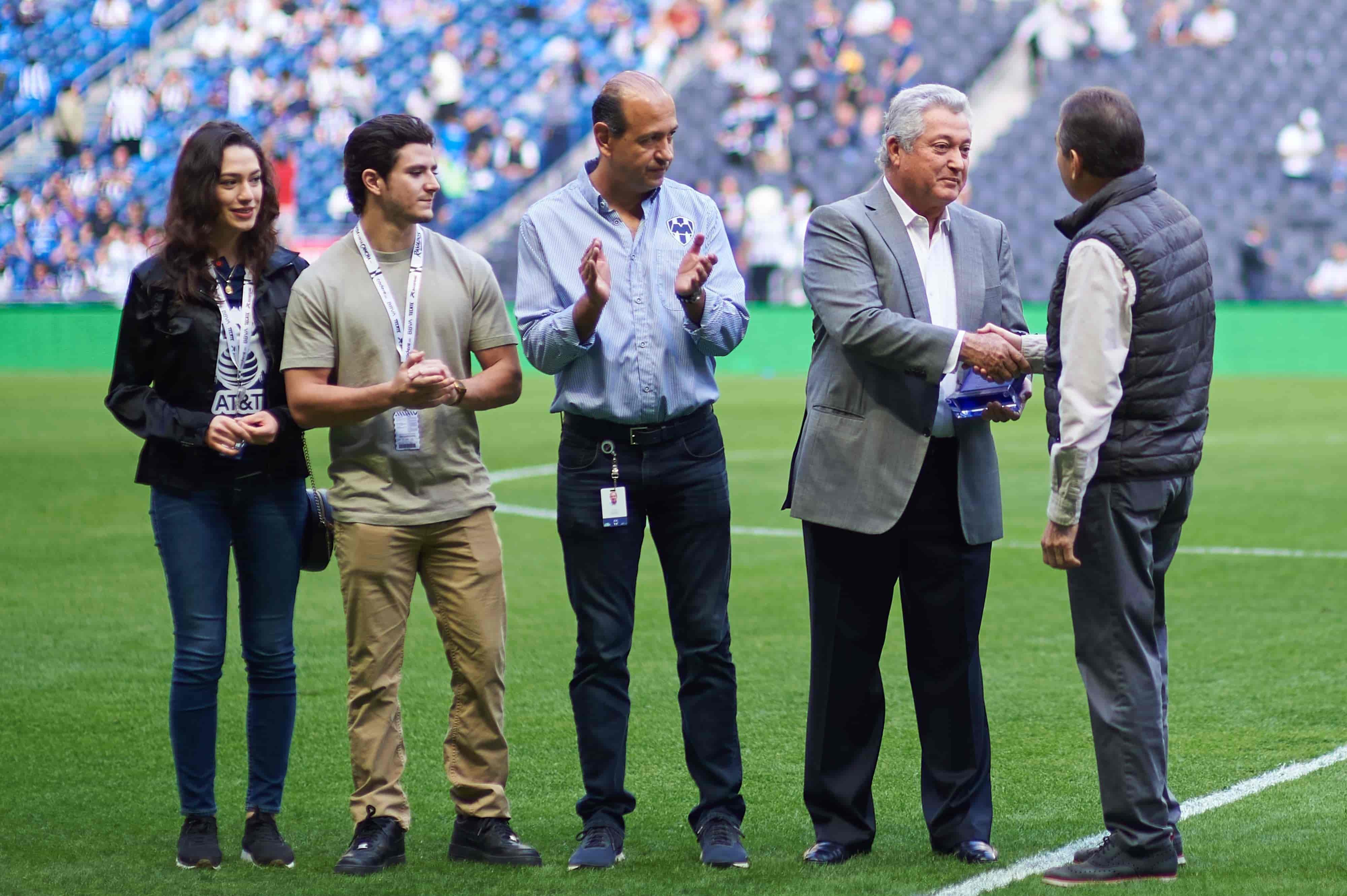 Víctor Manuel Vucetich es homenajeado por llegar a mil partidos como entrenador.