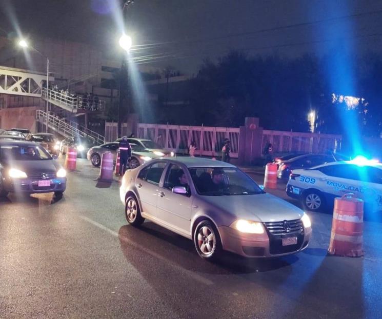 Colapsan vialidades ante regreso a clases de la UANL Colapsan vialidades ante regreso a clases de la UANL