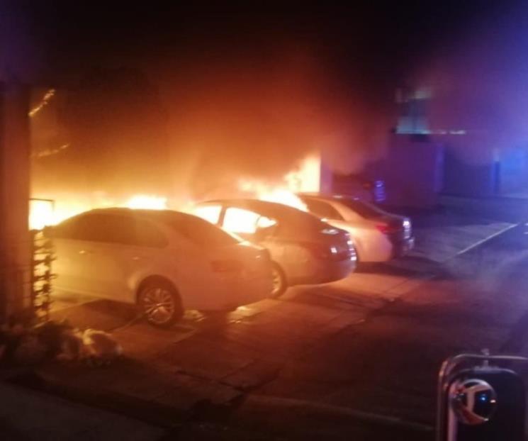 Se incendian vehículos en Mitras Se incendian vehículos en Mitras