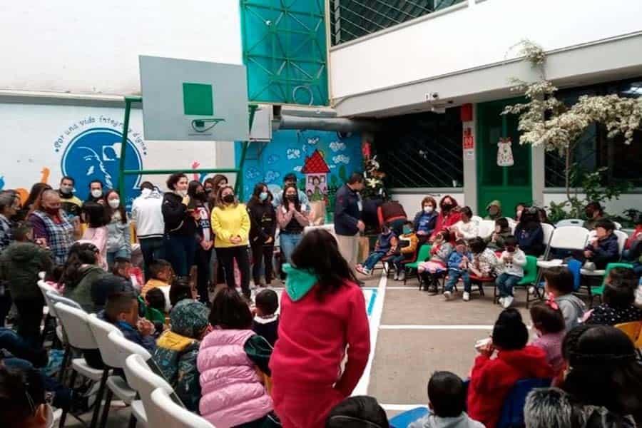 Estudiantes de CCM llevan regalos a casa hogar Estudiantes de CCM llevan regalos a casa hogar