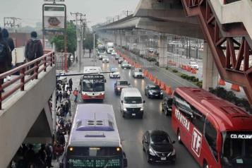 Inician clases entre largas filas y congestionamiento vial