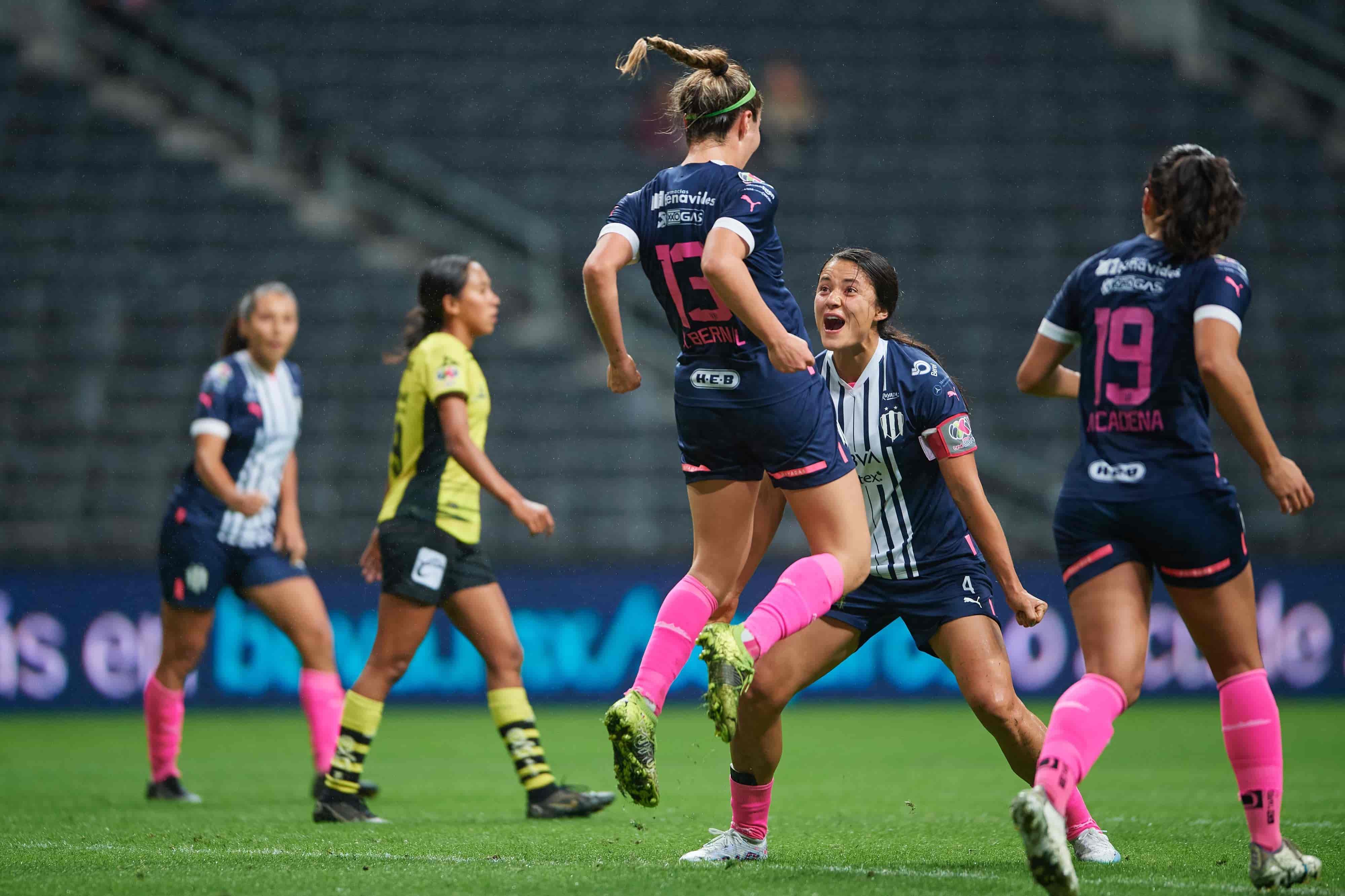 Karol Bernal abre el marcador.