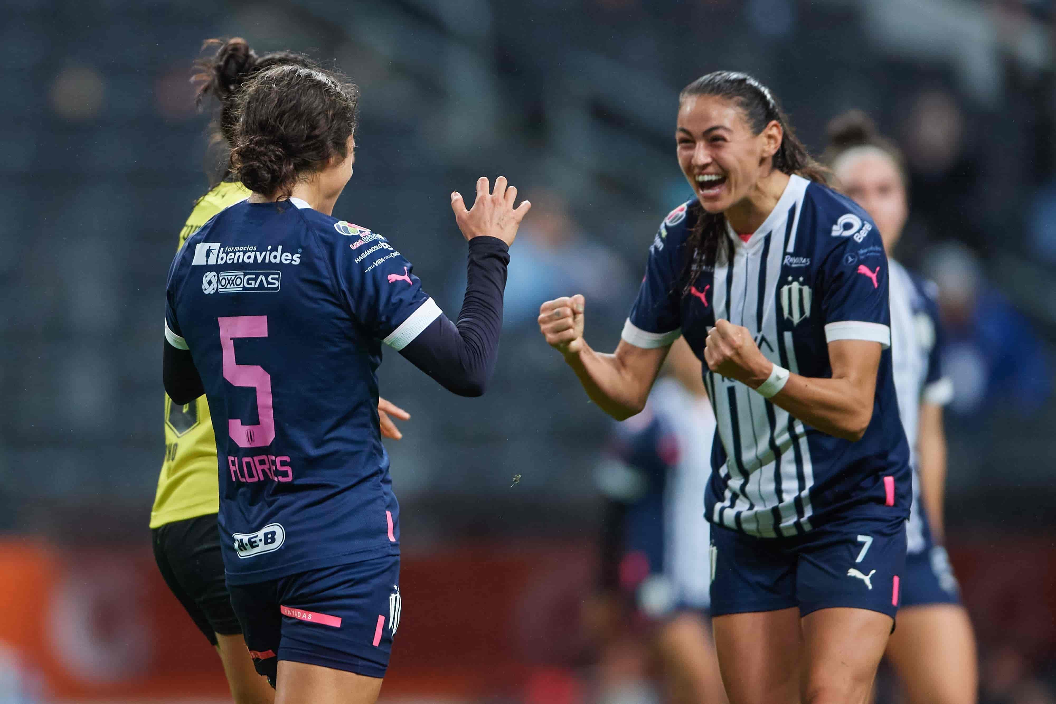 Mónica Flores colabora con un tanto.