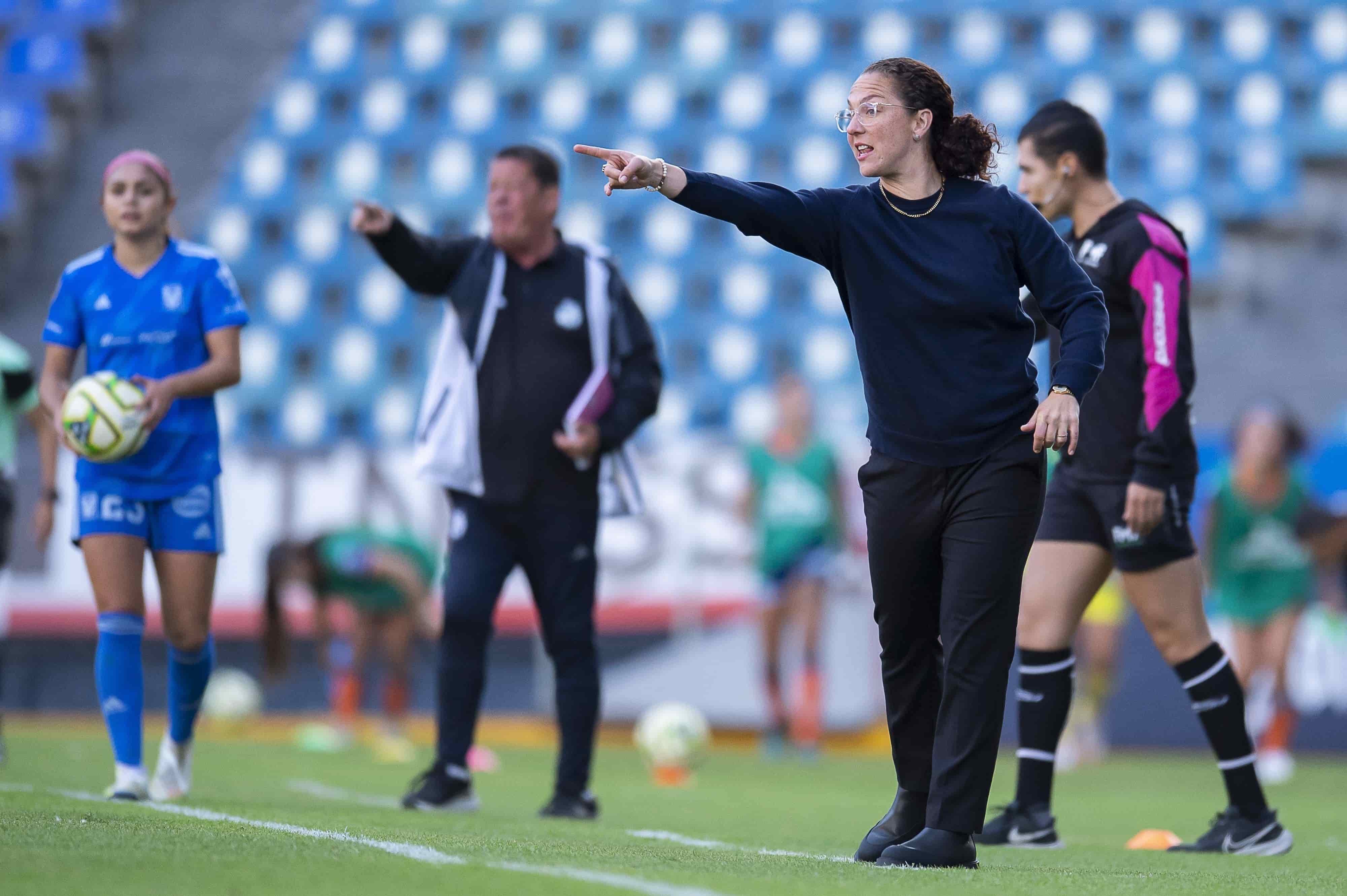 Carmelina Moscato dando indicaciones.