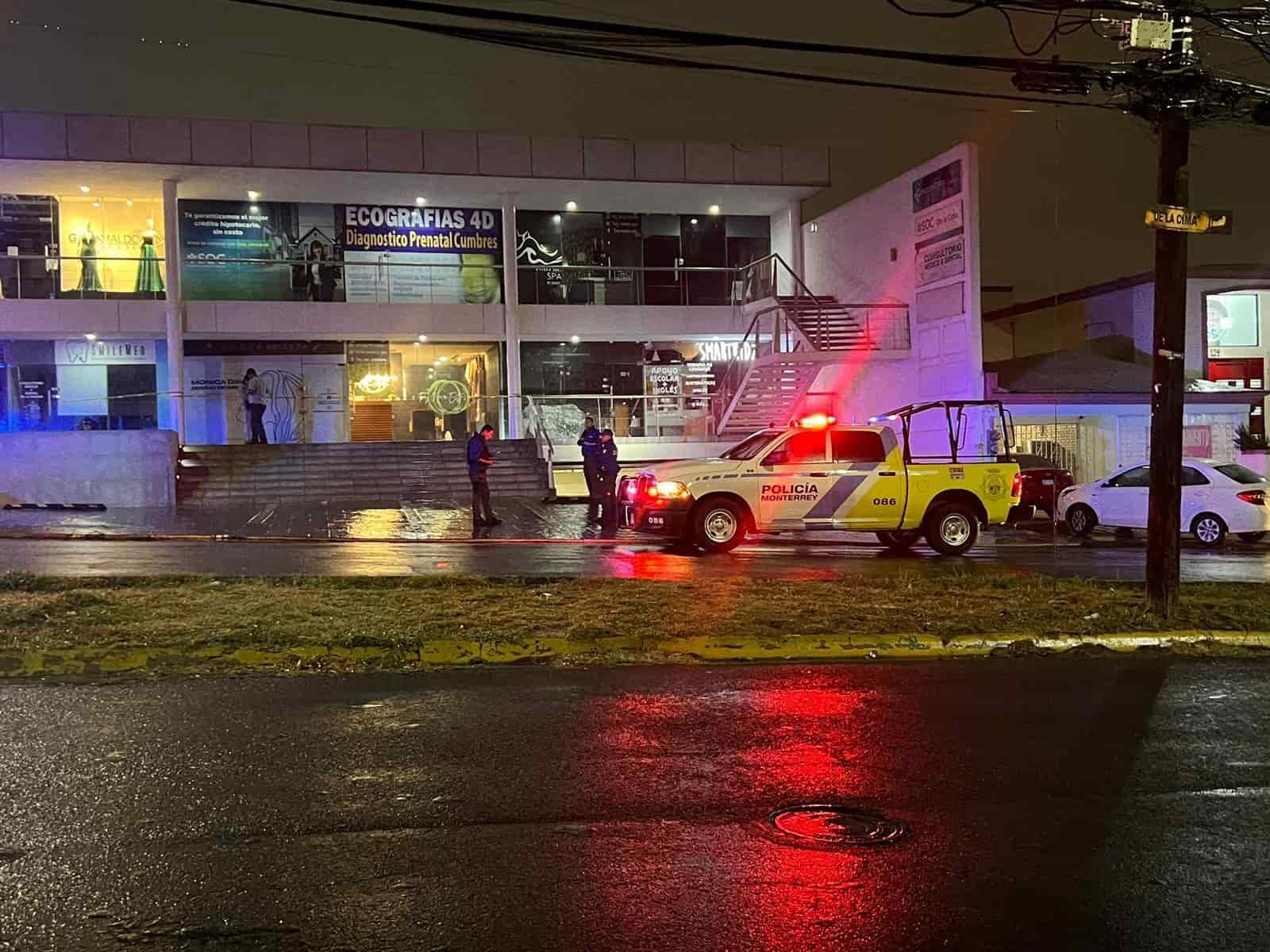 Cuando se encontraba afuera del negocio de extensiones donde trabaja, una mujer fue tacada a balazos por su ex pareja sentimental