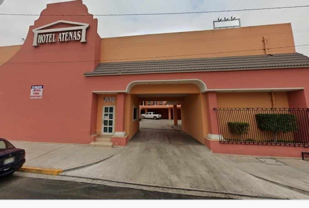 Un hombre que llegó como cliente a un hotel, fue detenido por oficiales de la Policía de  Monterrey,  luego de que presuntamente causara daños a la pantalla de televisión que se encontraba en la habitación