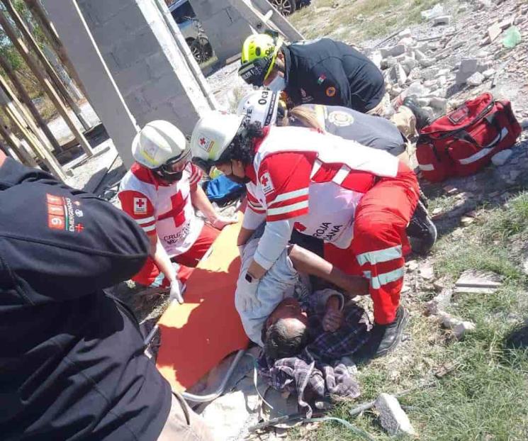 Sufre caída de 8 metros en construcción Sufre caída de 8 metros en construcción