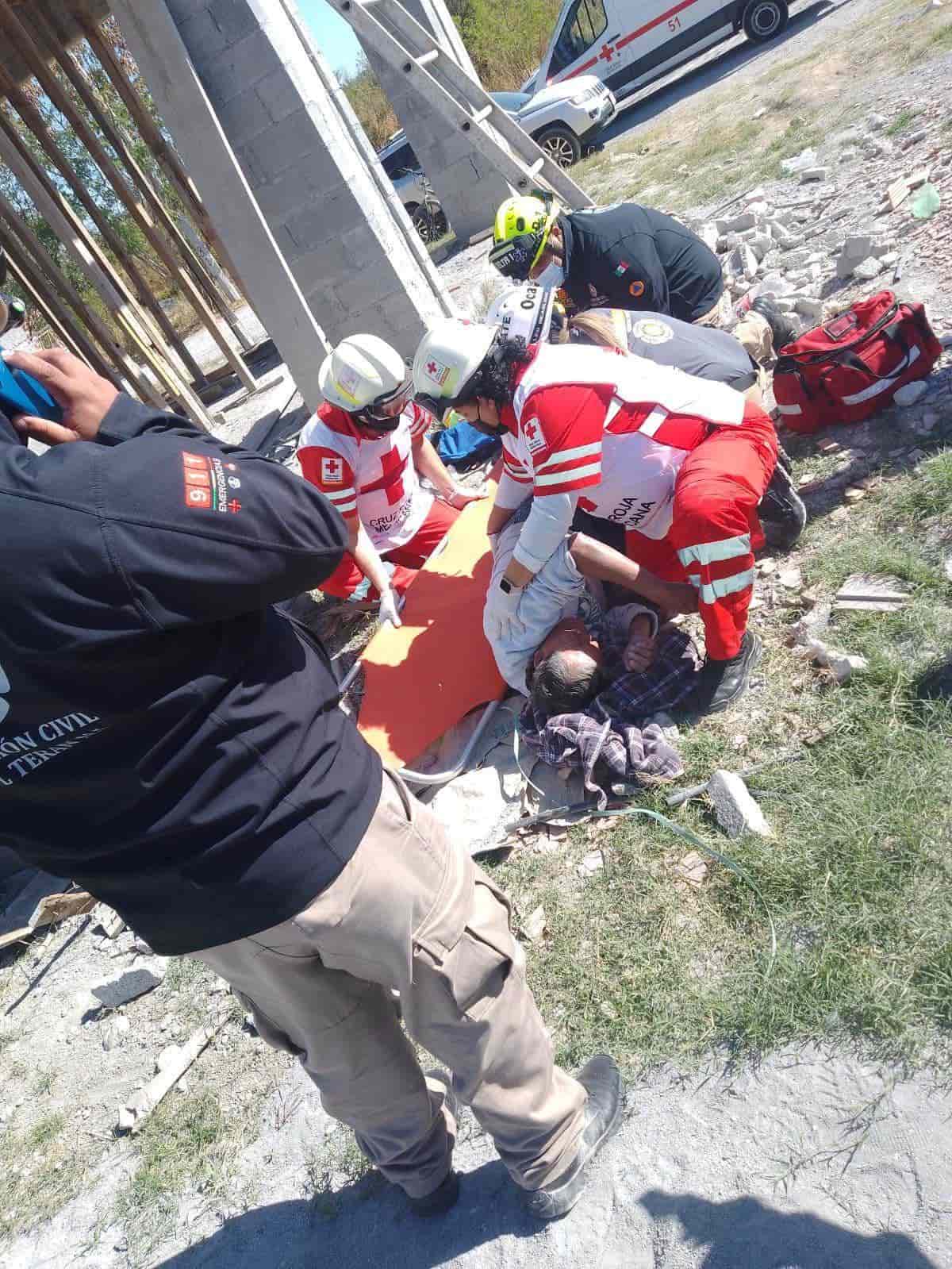 Un trabajador de la construcción terminó con lesiones graves, después de desplomarse de una altura de ocho metros