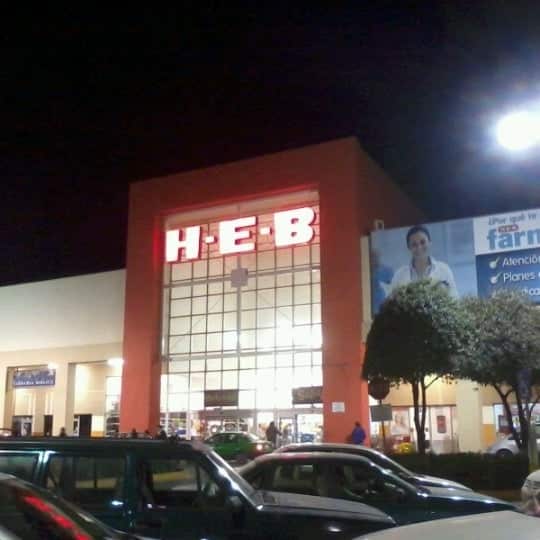 Una intensa movilización se registró en el estacionamiento de un centro comercial ubicado en el sector Lincoln, al reportarse disturbios, donde lanzaron bombas molotov y otros objetos