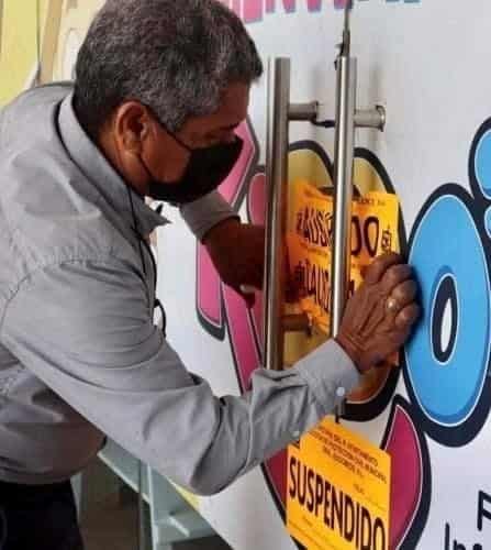 Personal de la Fiscalía General de Justicia del Estado, realizó una diligencia en el interior de un salón de juegos de una plaza comercial de Escobedo, donde se cometió un presunto abuso sexual contra un niño de solo tres años