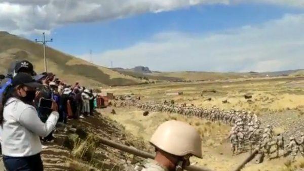 Ejército de Perú llega a Puno para liberar bloqueos Ejército de Perú llega a Puno para liberar bloqueos